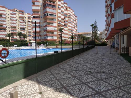 una piscina en una ciudad con edificios altos en Apartamento Torrox Costa, en Torrox Costa
