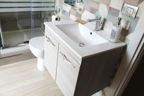 a bathroom with a sink and a toilet at Villa i Minnulareddi in Giardini Naxos