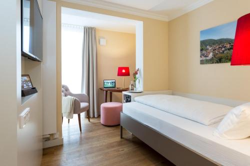 Säng eller sängar i ett rum på EMICH´S Hotel
