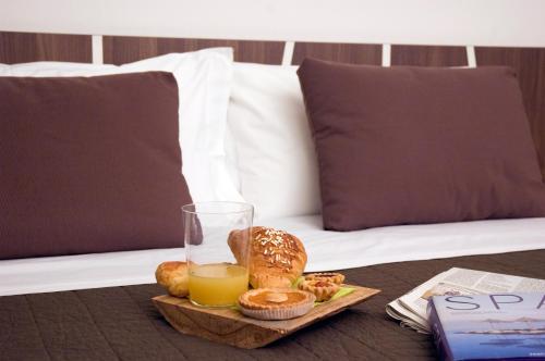 un vassoio di pane e succo d'arancia su un tavolo di Residence Alleterme a Rivanazzano