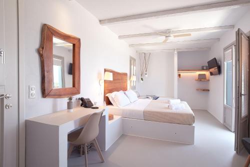 Paros Comfy Suitesにあるベッド