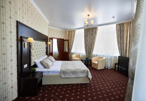 una camera d'albergo con un letto e una grande finestra di Business Hotel Arbat a Balakovo