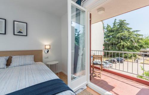 een slaapkamer met een bed en een balkon bij Apartment Biba in Poreč