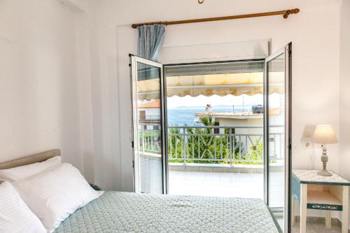 A bed or beds in a room at Casa bianca μεζονέτα με θέα στη θάλασσα