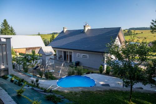 - une vue aérienne sur une maison avec une piscine dans l'établissement Tabaszówka, à Krynica-Zdrój