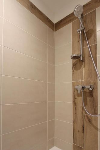 une douche avec pommeau de douche dans une salle de bain dans l'établissement 