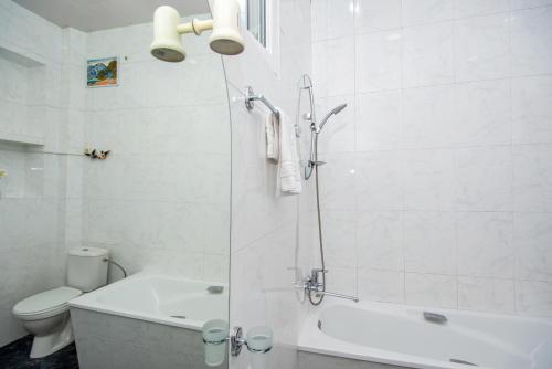 Koupelna v ubytování Lowell Hotel