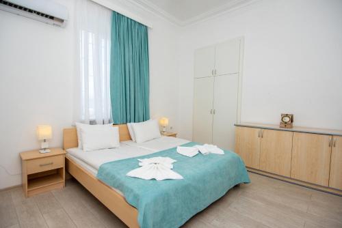 1 dormitorio con 1 cama con 2 toallas en Lowell Hotel, en Tiflis