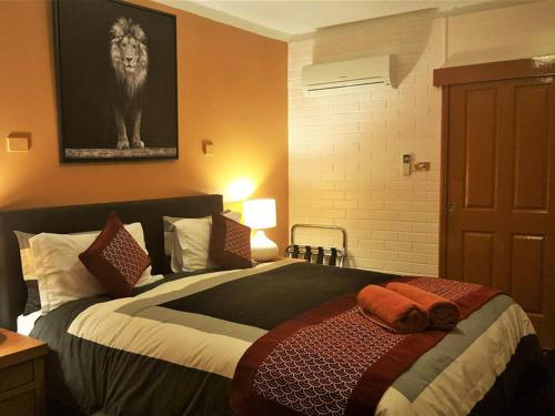 מיטה או מיטות בחדר ב-New Olympic Motel