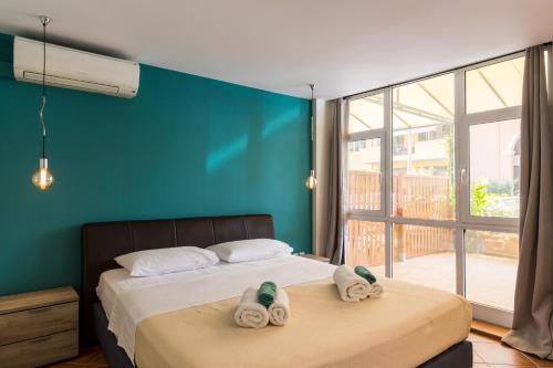 - une chambre avec un lit et des serviettes dans l'établissement Mon-Repo Suites, à Corfou