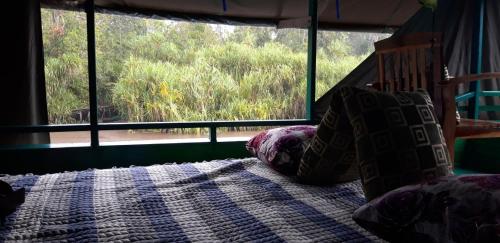 Postel nebo postele na pokoji v ubytování Orangutan Shaka Houseboat with cabin