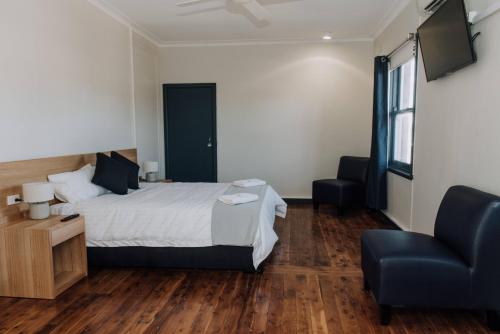 Katil atau katil-katil dalam bilik di Gunnedah Hotel