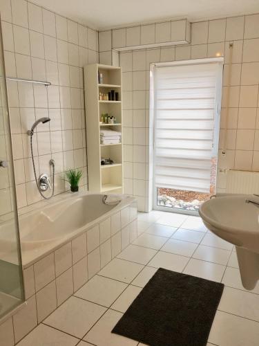 Ένα μπάνιο στο Ferienwohnung am Wald