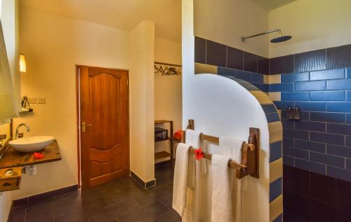 Um banheiro em Tanzanite Beach Resort