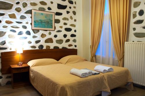 เตียงในห้องที่ Porto Lesvos hotel