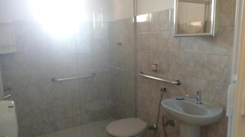 a bathroom with a toilet and a sink at Pousada Pollyana in Pirenópolis