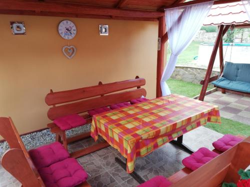 Habitación con mesa, sillas y reloj en Domino, en Korytné