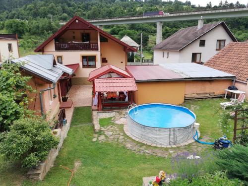 een luchtzicht op een achtertuin met een zwembad bij Domino in Korytné