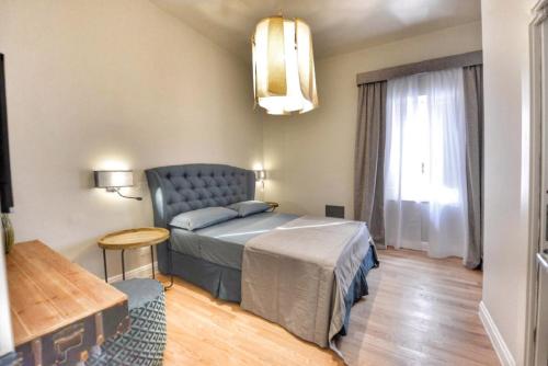 1 dormitorio con cama, mesa y ventana en Domus D'Angelo B&B en Formia