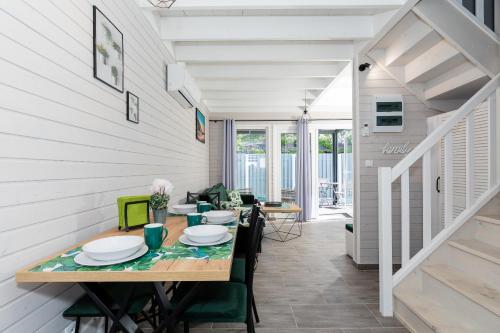 a dining room with a table and chairs at Villa6 I Domki Pobierowo in Pobierowo