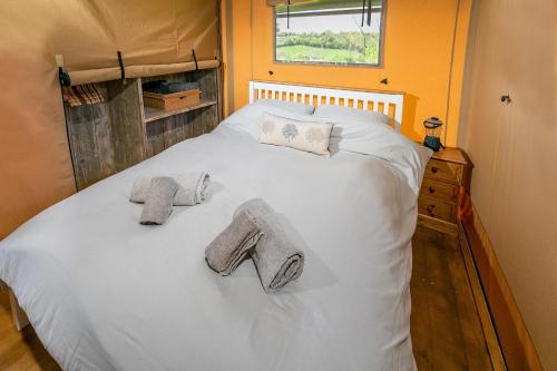 A bed or beds in a room at Valleyside Escapes