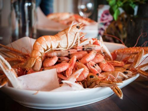 ホテルの敷地内または近くでの食事または食べ物