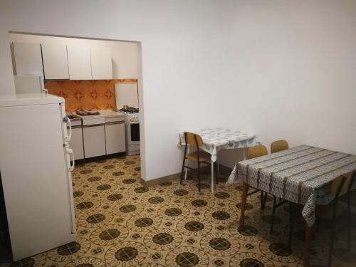 Kuchyňa alebo kuchynka v ubytovaní Vukotić Beach house