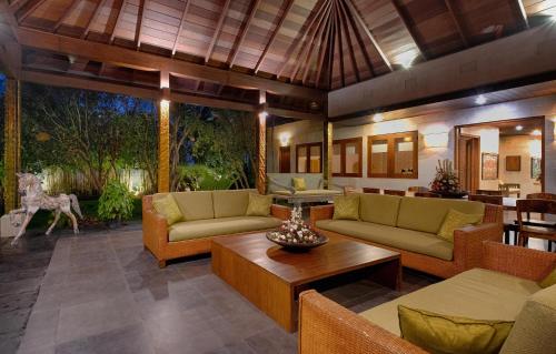 Χώρος καθιστικού στο Ketewel Villa by Sanga Sanga Hospitality