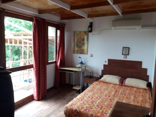 A bed or beds in a room at VLASSIS APTS -ΜΕΛΙΔΟΝΙ-ΔΙΑΜΕΡΙΣΜΑ ΒΑΣΙΛΙΚΗ