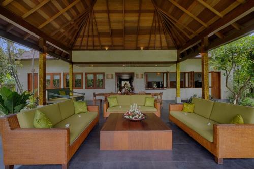 Χώρος καθιστικού στο Ketewel Villa by Sanga Sanga Hospitality