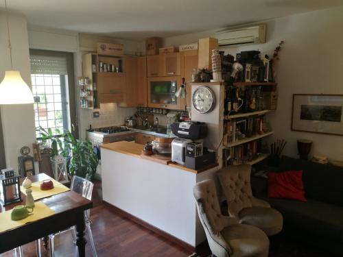 una cucina con bancone e orologio sul muro di ROMA M3 JONIO Double ROOM with BATHROOM a Roma