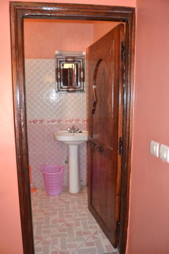 a bathroom with a sink and a mirror at Auberge Matat in Imlil