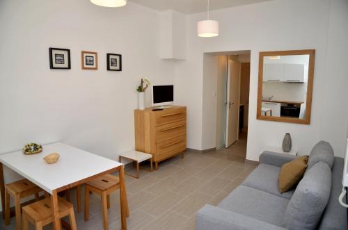 a living room with a couch and a table at Le Clos des Salins in Toulouse