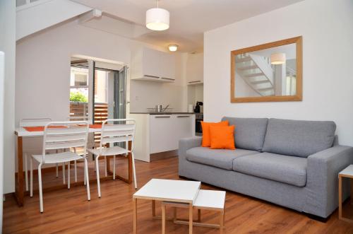 a living room with a couch and a table at Le Clos des Salins in Toulouse