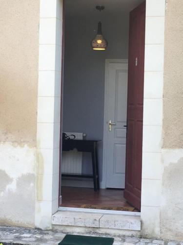 a hallway with a door leading to a room at Gite de la petite masse in Amboise
