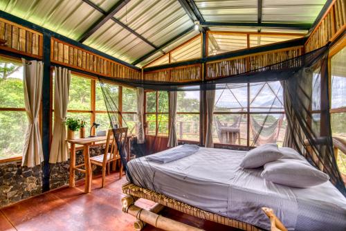 Säng eller sängar i ett rum på La Bambouseraie