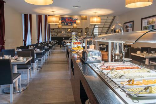 a restaurant with a buffet line with food on display at Vila Gale Collection Elvas in Elvas