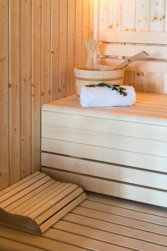 a sauna with a wooden wall at Vila Gale Collection Elvas in Elvas
