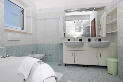 Et badeværelse på Apartments Mirna