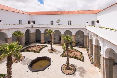 anterior view of a courtyard with palm trees at Vila Gale Collection Elvas in Elvas