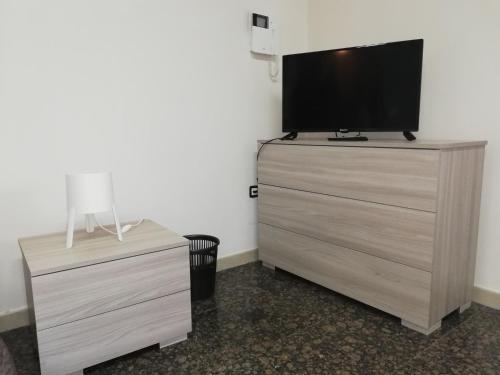 A Casa di Carla e Lucia في ماسافرا: تلفزيون بشاشة مسطحة يجلس على خزانة في الغرفة