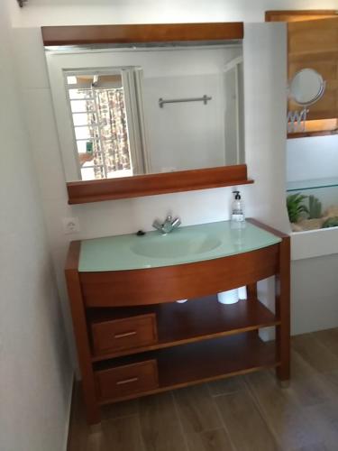 a bathroom with a sink and a mirror at Estudio "La Cochera de Sorrapa" in Deltebre