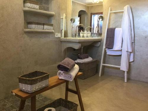 ein Bad mit einem Waschbecken und einem Spiegel in der Unterkunft Ca n'Antonia Formentera in San Francisco Javier