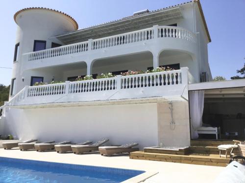 een wit huis met een balkon en een zwembad bij Chambre d Hôte exclusif Naturiste et Nudiste CASA AMSYL adultes only in Paderne