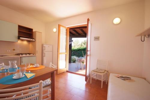 a kitchen and a dining room with a table at Casa Del Golfo in Lacona