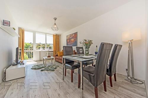 Televízia a/alebo spoločenská miestnosť v ubytovaní Reagan Park Apartament
