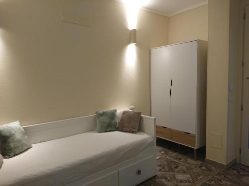 1 dormitorio con 1 cama con 2 almohadas y armario en Il carpino bianco, en Puegnago sul Garda