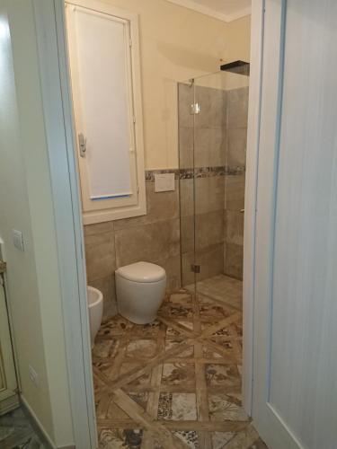 La salle de bains est pourvue de toilettes et d'une douche en verre. dans l'établissement Il carpino bianco, à Puegnago