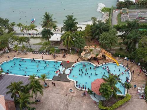 uma vista superior de uma piscina num resort em Apartment at Glory Beach Resort em Porto Dickson
