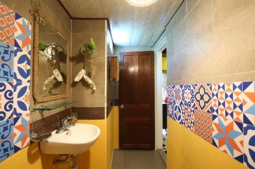 un baño con lavabo y espejo en Longan Homestay, en Hoi An